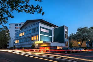 Fachada de la propiedad por la tarde o noche