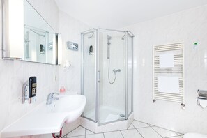 Habitación individual estándar | Baño | Ducha, artículos de higiene personal gratuitos y toallas