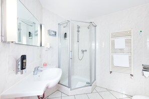 Standard-Einzelzimmer | Badezimmer | Dusche, kostenlose Toilettenartikel, Handtücher