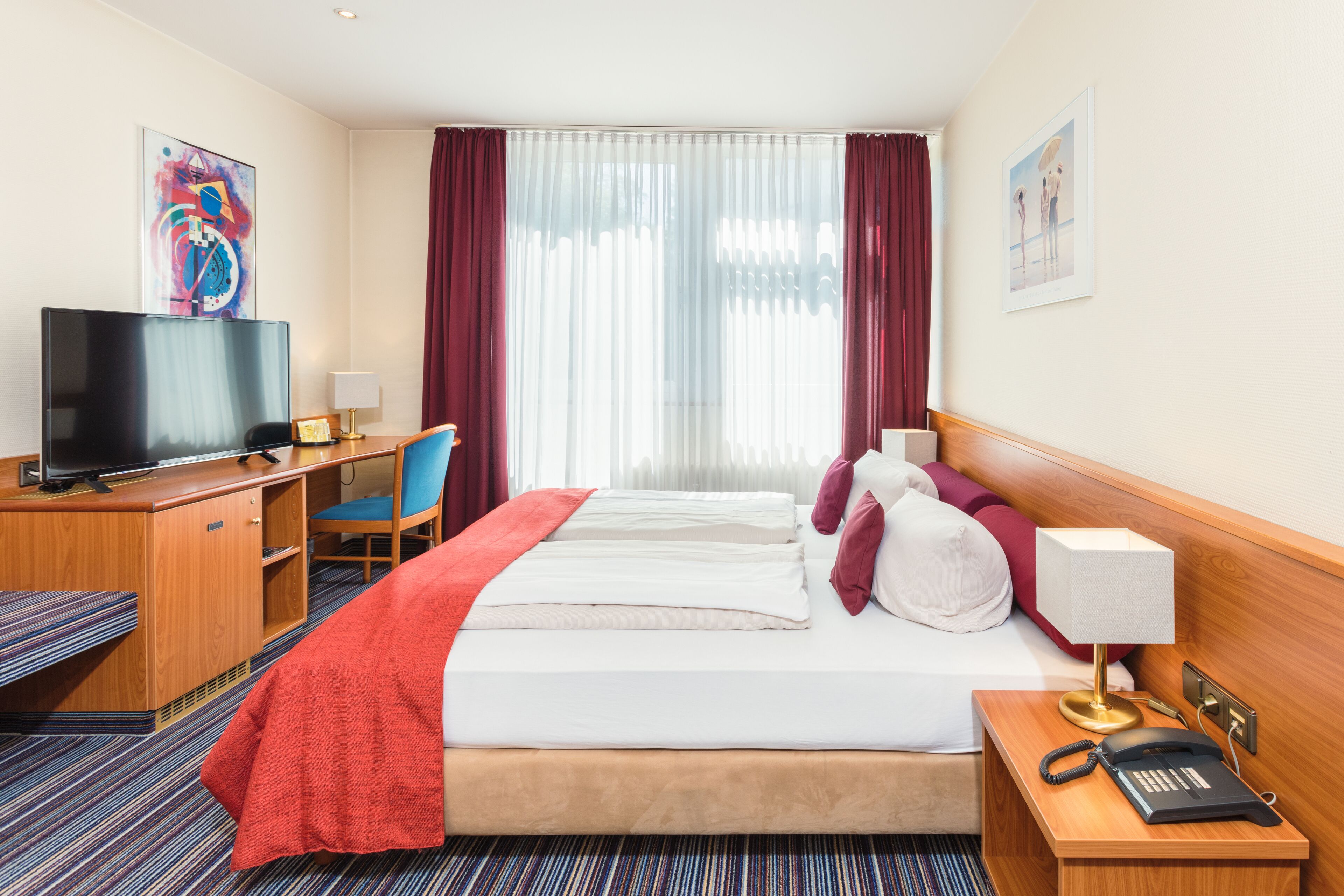 standard double or twin room | minibar, desk, iron/ironing board, free cots/infant beds