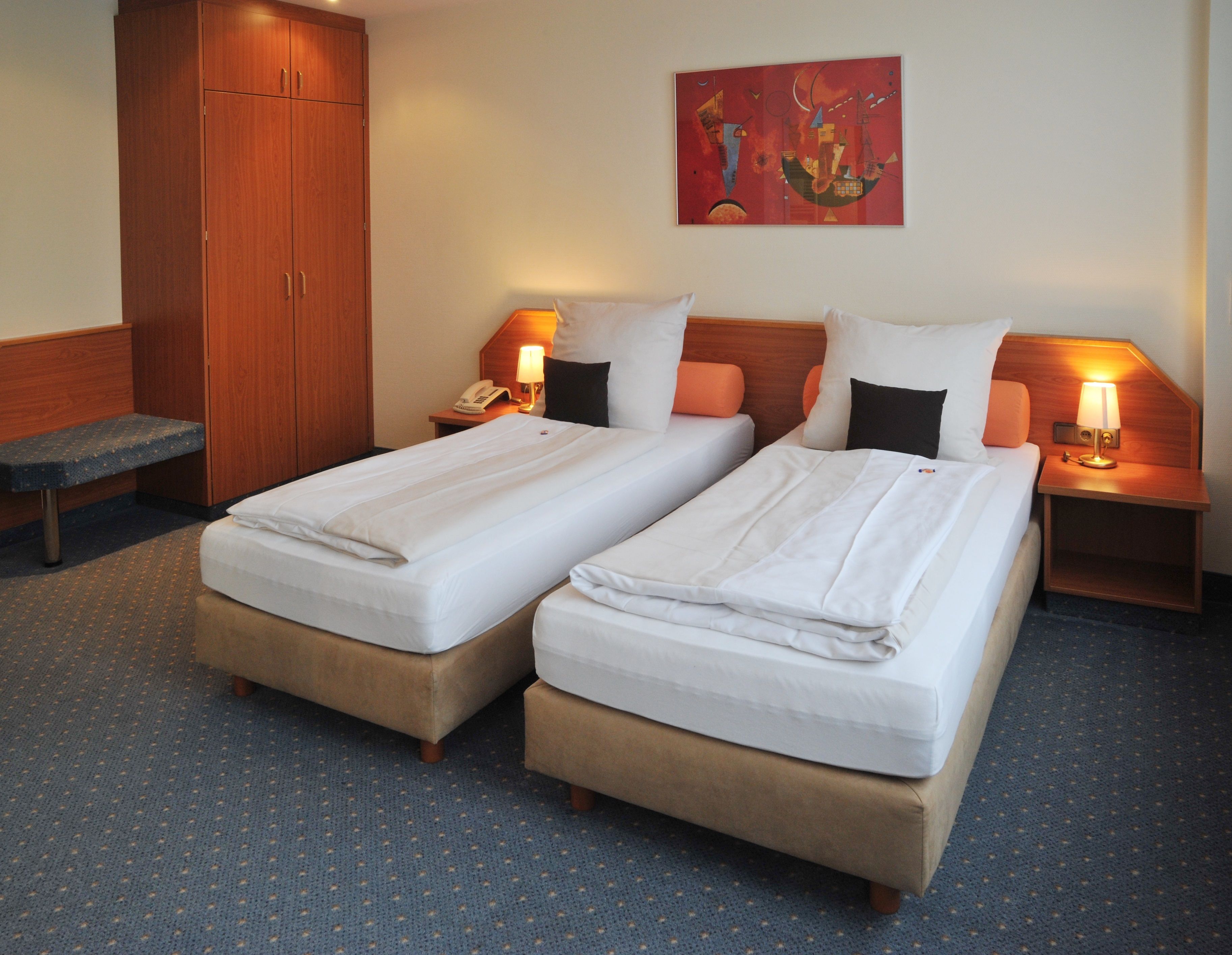 standard double or twin room | minibar, desk, iron/ironing board, free cots/infant beds