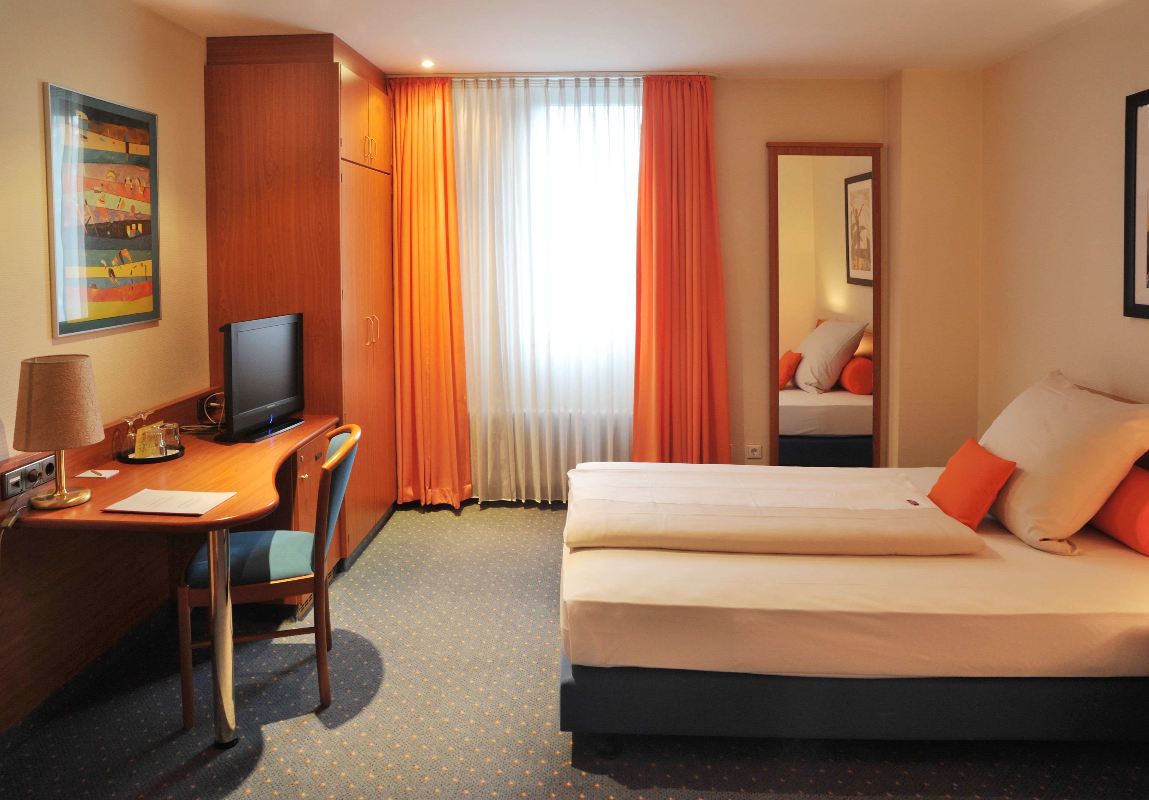 standard single room | minibar, desk, iron/ironing board, free cots/infant beds