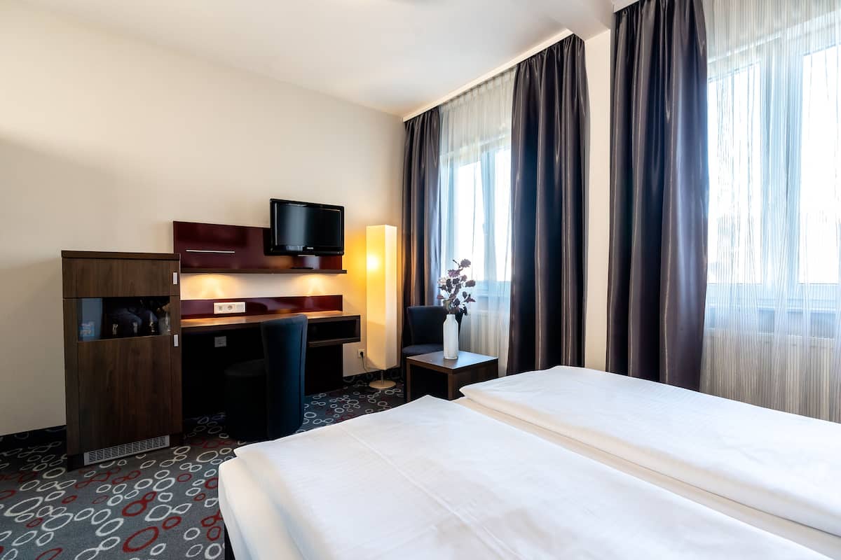 1 bedroom, premium bedding, minibar, in-room safe