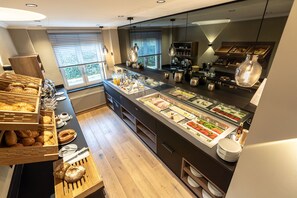 Buffet déjeuner (16 EUR par personne)
