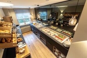 Desayuno buffet diario (EUR 16 por persona)