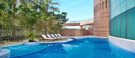 Piscine extérieure, parasols de plage, chaises longues