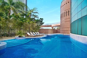 Piscina a l'aire lliure, para-sols i gandules 