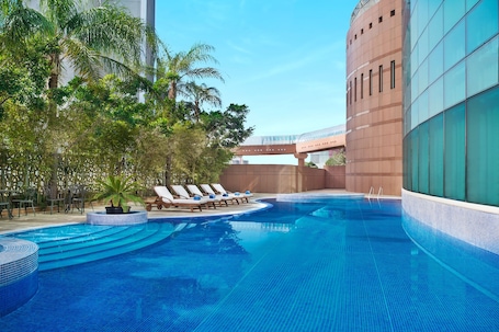 Udendørs pool, parasoller, liggestole