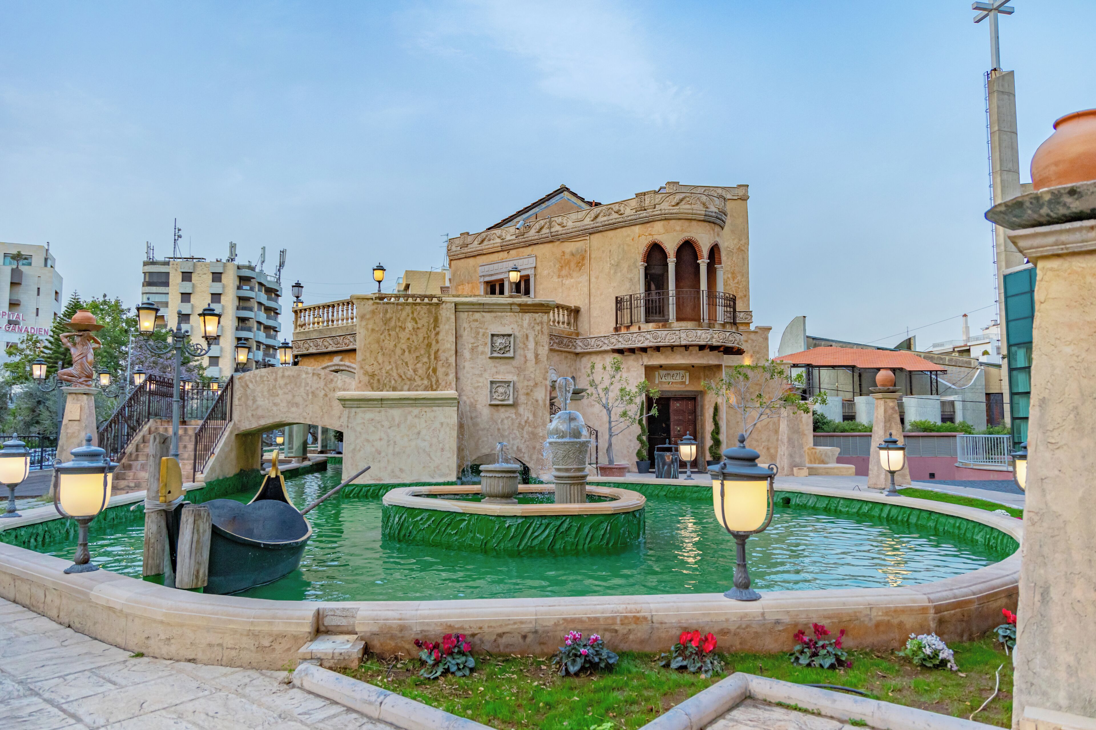 2 restaurantes, se sirven comidas, cenas, brunch y cocina china