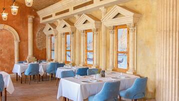 2 Restaurants; Mittagessen, Abendessen und Brunch werden serviert