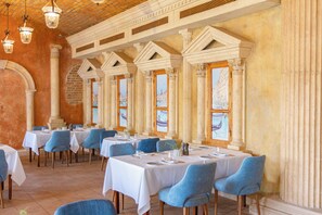 2 restauranter, lunsj, middag og brunsj serveres, kinesiske retter