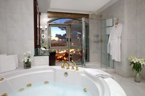 Penthouse | Badkamer | Een aparte badkuip en douche, een diep bad, een regendouche