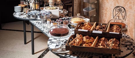 Dagelijks ontbijtbuffet (EUR 12 per persoon)