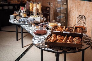 Café da manhã com buffet todos os dias (EUR 12 por pessoa) 