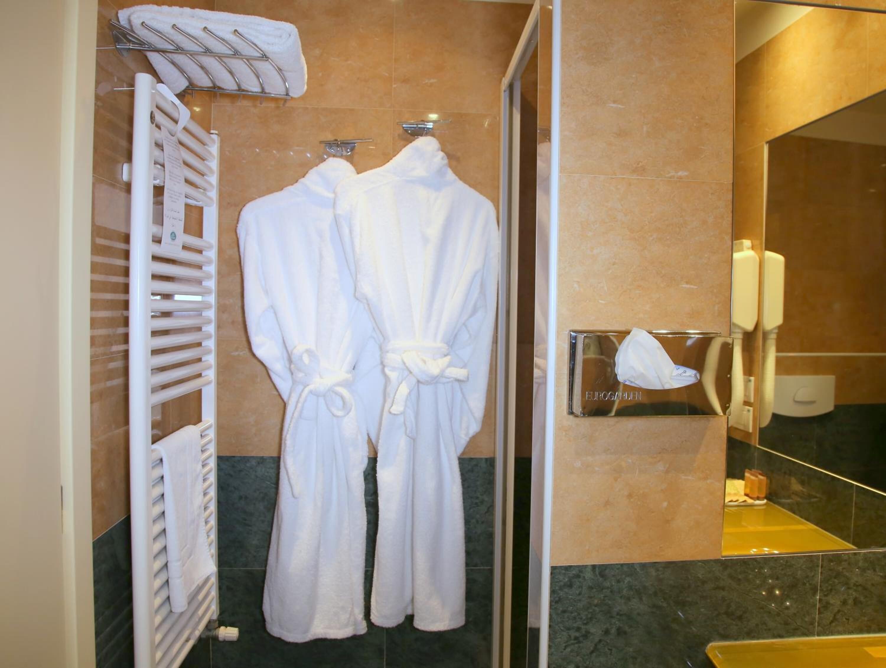 shower, rainfall showerhead, free toiletries, hair dryer