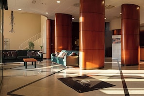 Coin salon dans le hall