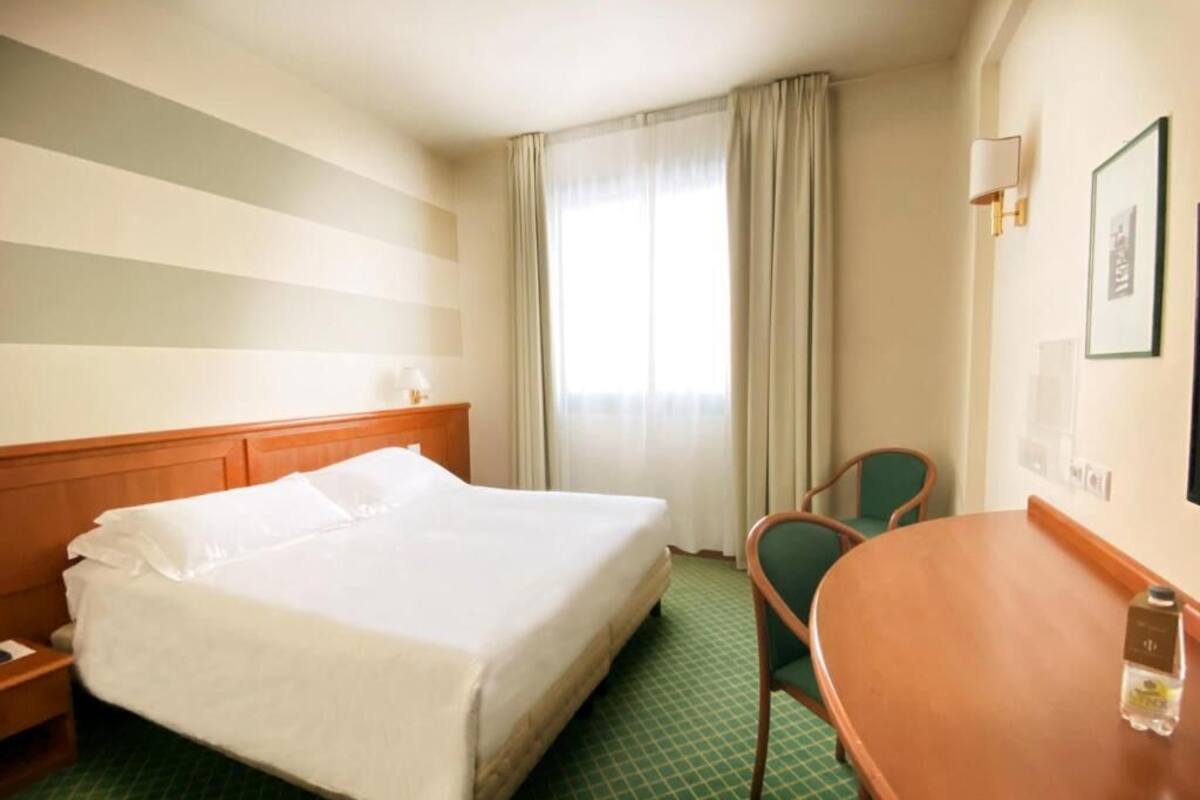 Daunenbettdecken, Minibar, Zimmersafe, Schreibtisch