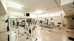 A gym with various exercise equipment, including weight machines and dumbbells. - Phi Hotel Emilia (Ozzano dell'Emilia)
