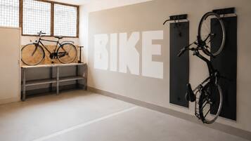 Une pièce propre et moderne, dotée d’un grand porte-vélos fixé au mur et d’un vélo posé sur le sol.