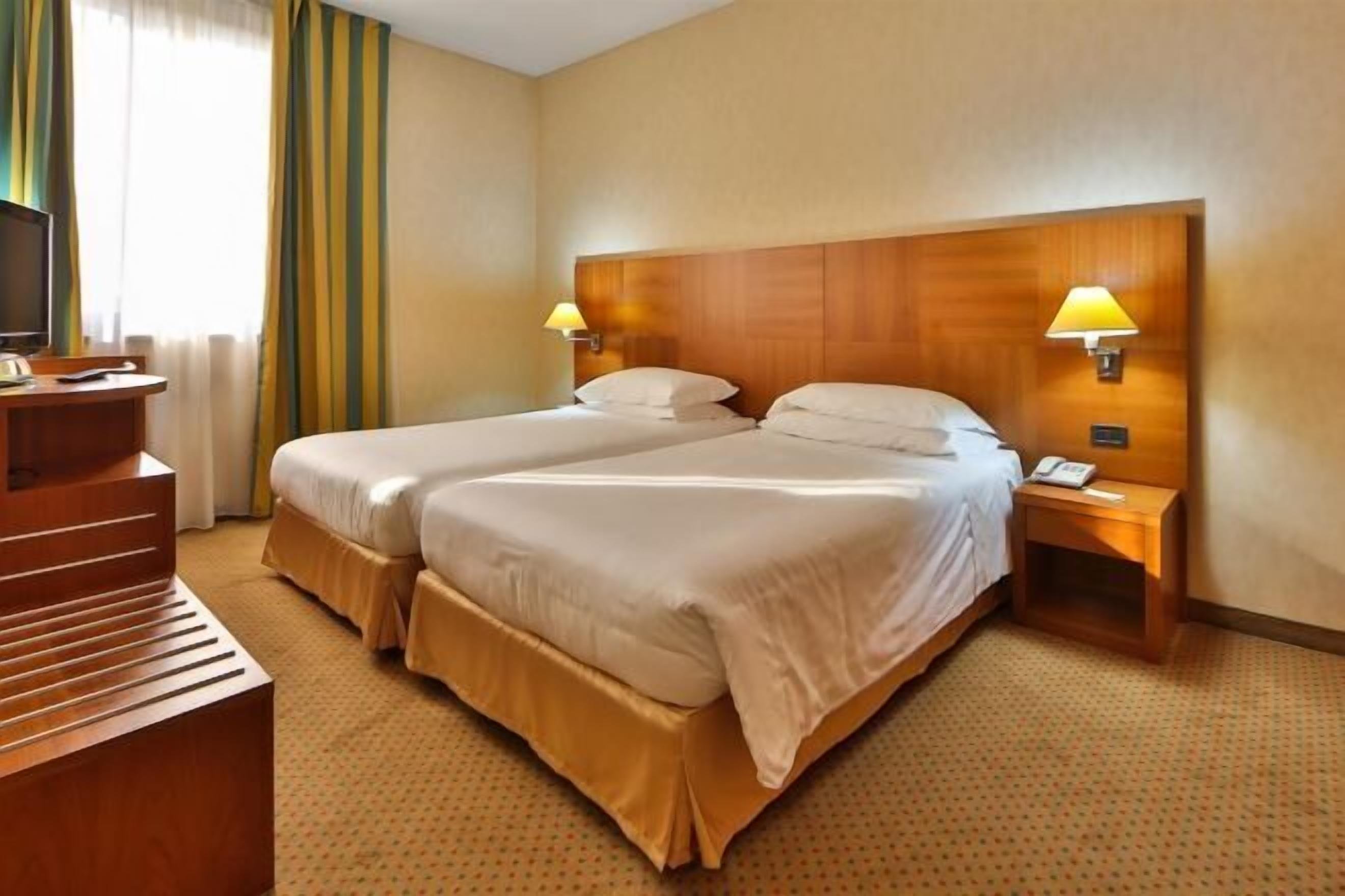 Donzen dekbedden, een minibar, een kluis op de kamer, een bureau