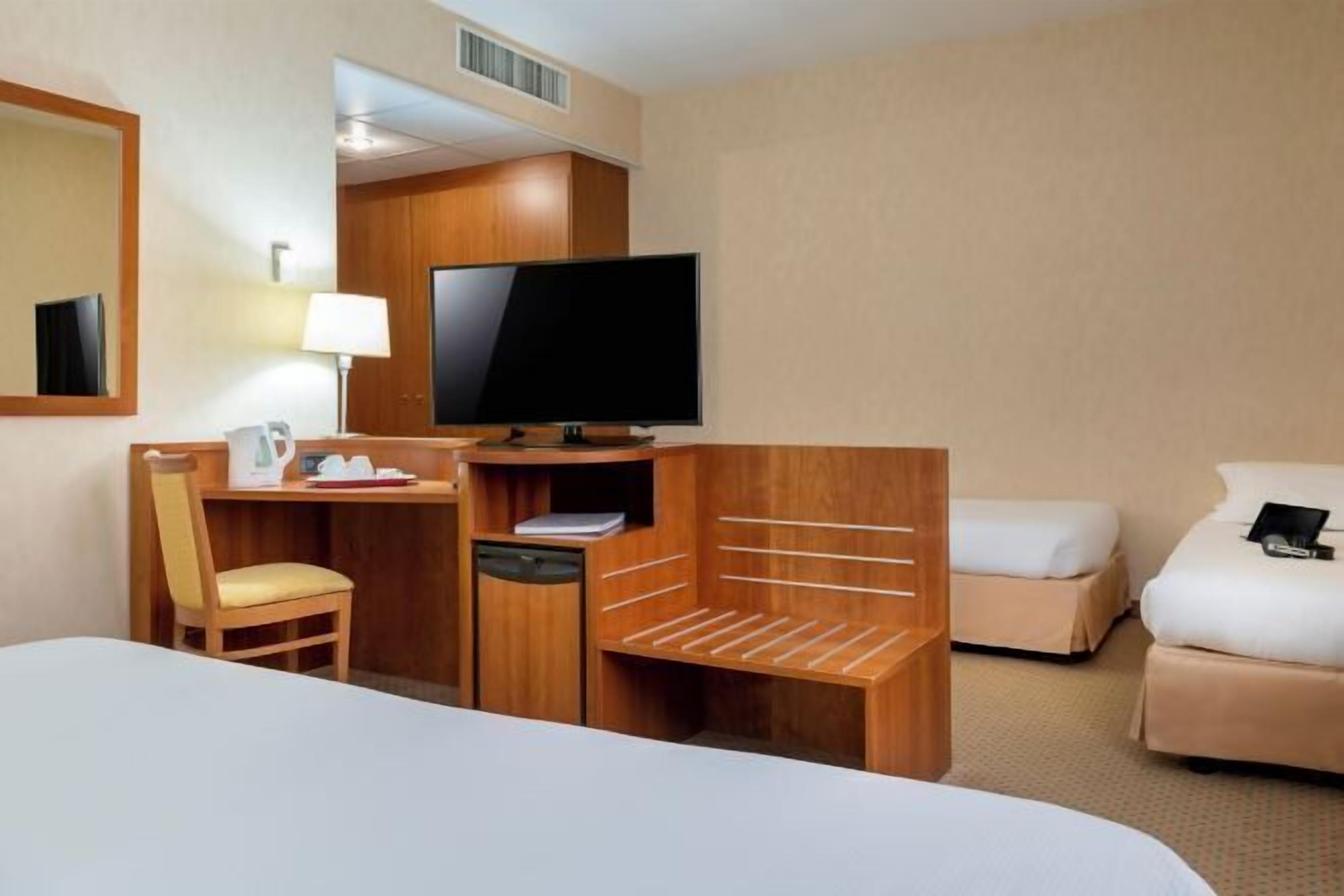 Donzen dekbedden, een minibar, een kluis op de kamer, een bureau