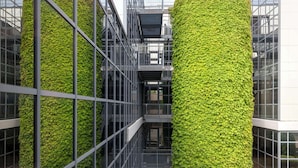 Een modern gebouw met een glazen gevel en een centraal atrium.