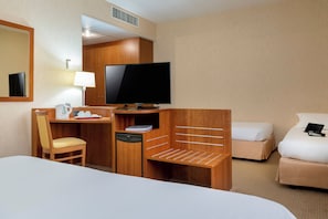 Kamar Standar, Beberapa Tempat Tidur, Bebas Asap Rokok | Selimut bulu angsa, minibar, brankas, dan meja kerja