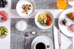 Bữa sáng buffet hàng ngày (15 EUR/mỗi người) 