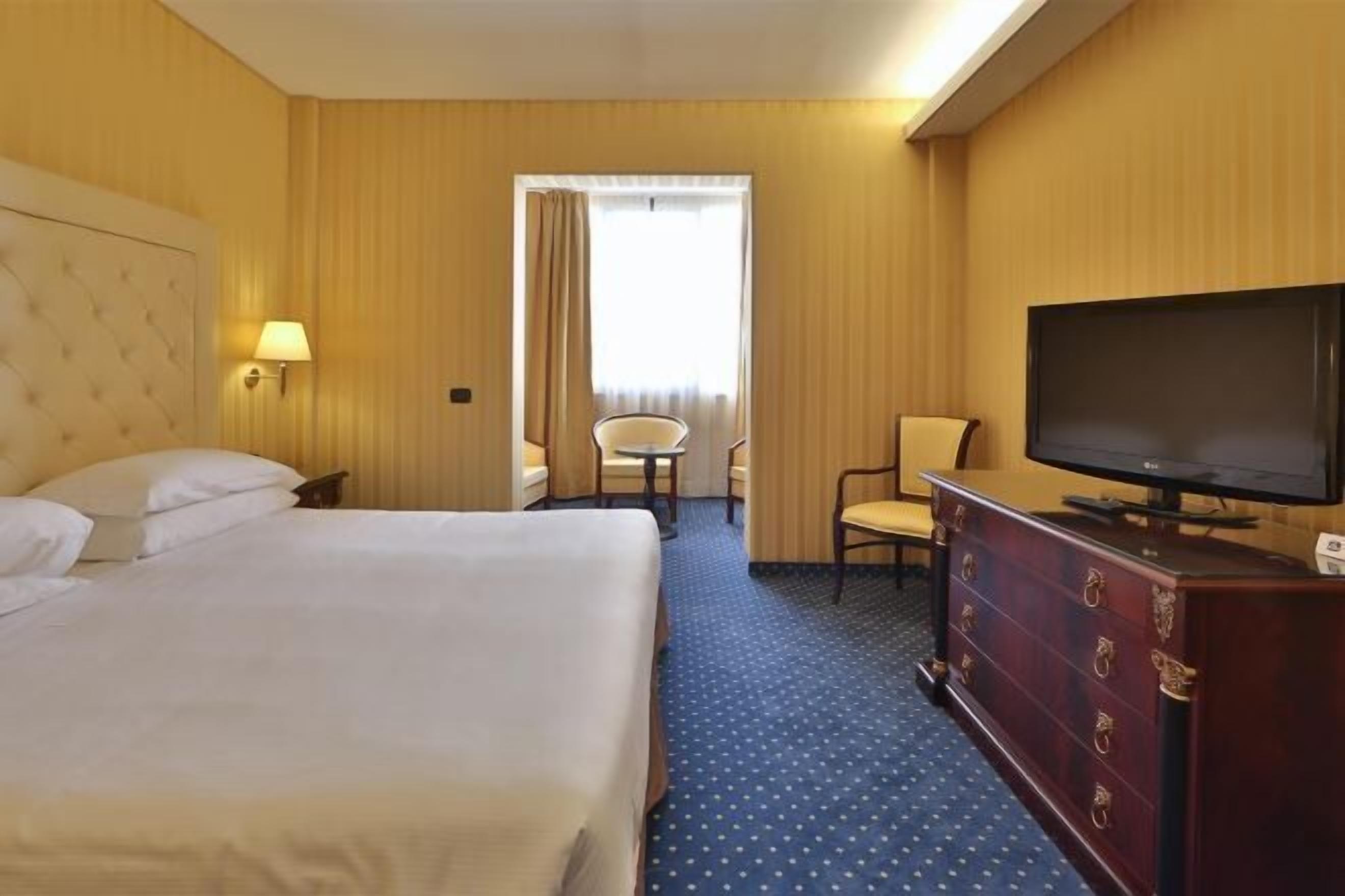 Donzen dekbedden, een minibar, een kluis op de kamer, een bureau