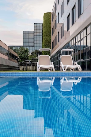 Seasonal outdoor pool, pool umbrellas, pool loungers - Best Western Hotel Cavalieri Della Corona (Cardano al Campo)