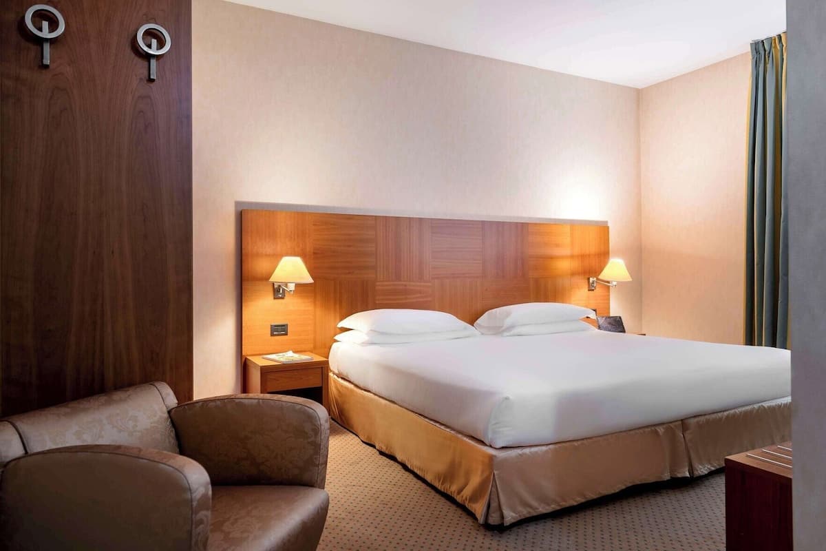 Down comforters, minibar, in-room safe, desk