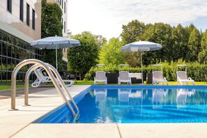 Hồ bơi ngoài trời phục vụ theo mùa, dù/ô trên bãi biển/hồ bơi 