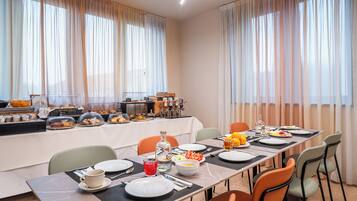 Daily buffet breakfast for a fee
