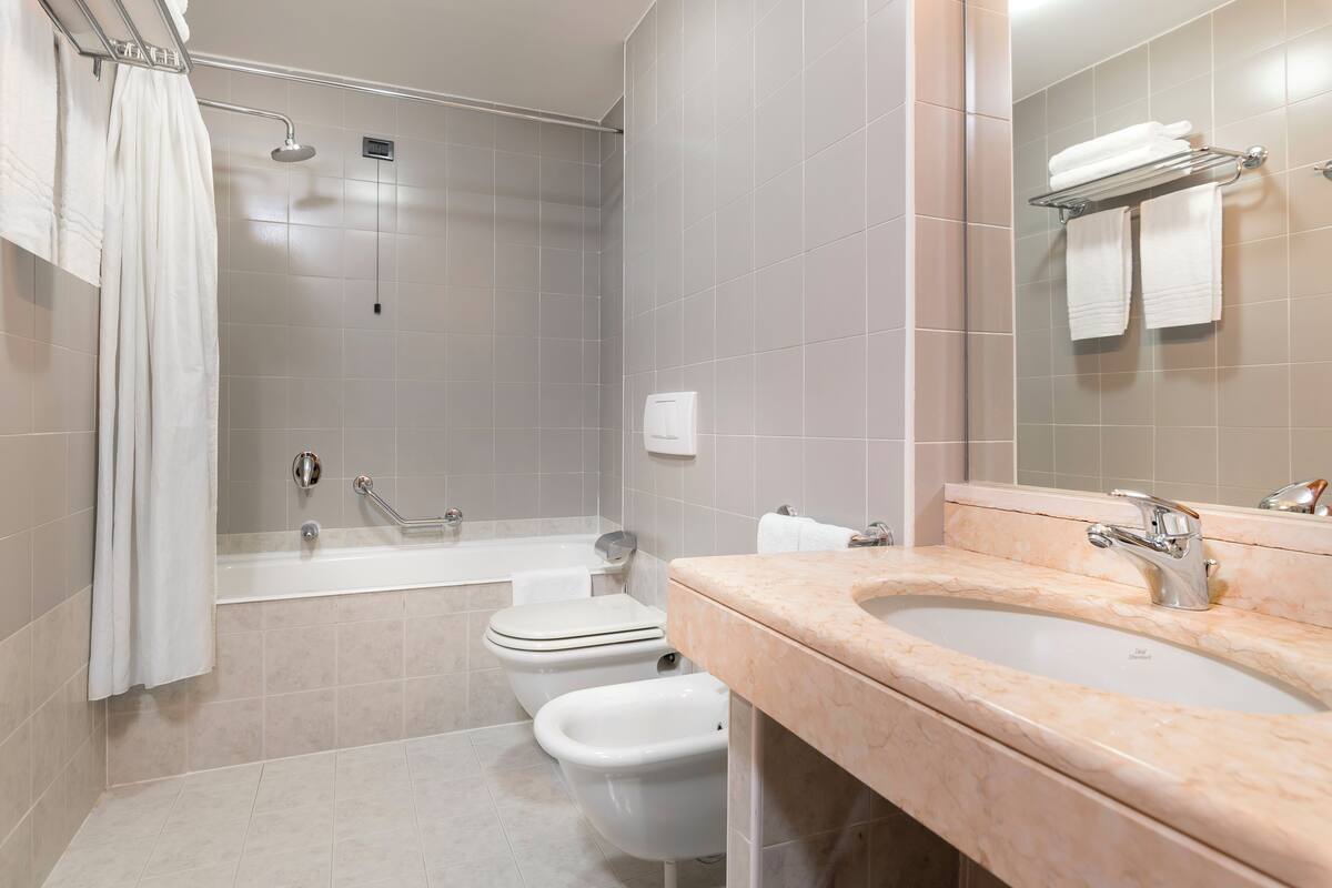 superior room, 1 double bed, non smoking (french size bed 140 cm) | bathroom | hair dryer, bidet, towels, soap