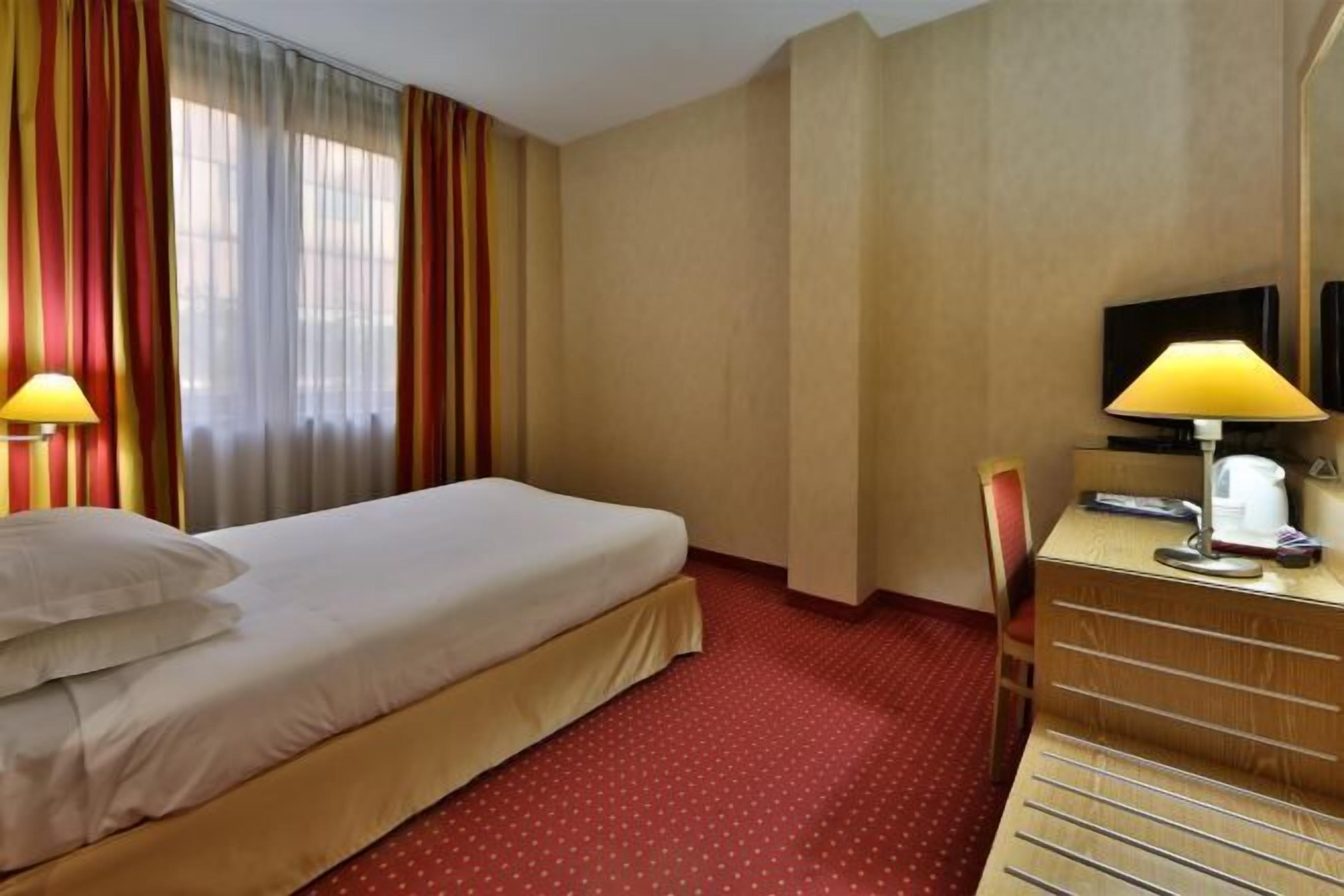 Donzen dekbedden, een minibar, een kluis op de kamer, een bureau