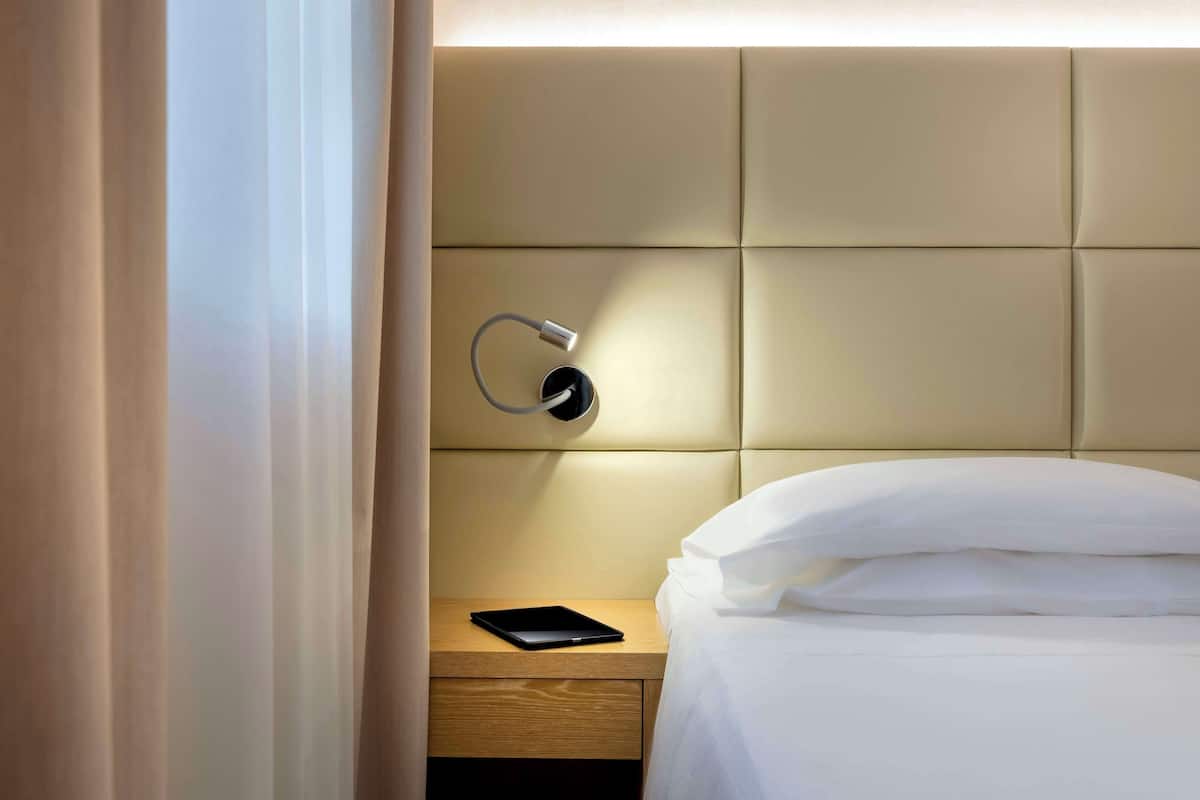 Habitación superior, 1 cama King size, para no fumadores | 1 habitación, edredón, minibar y caja de seguridad en la habitación