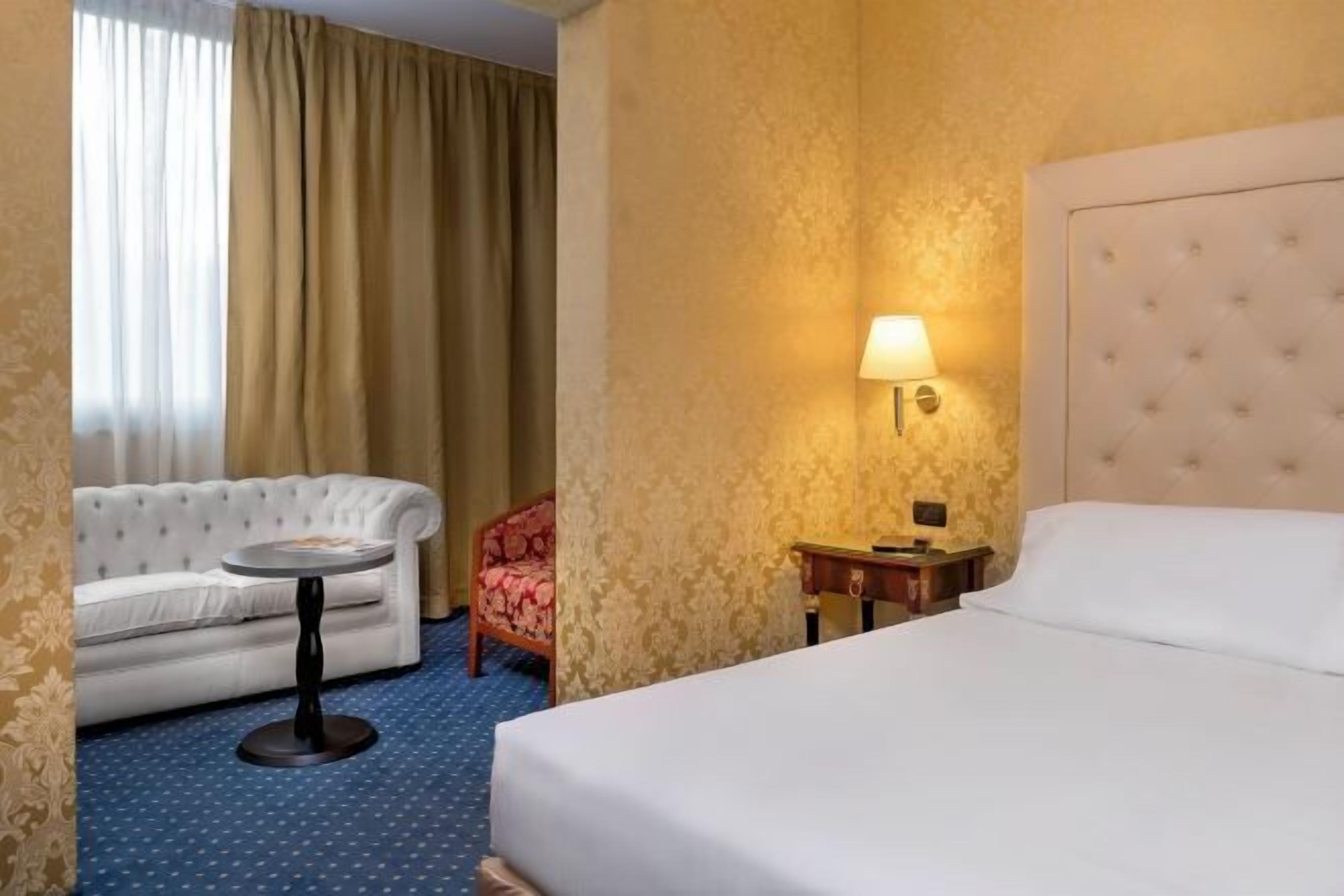 Donzen dekbedden, een minibar, een kluis op de kamer, een bureau