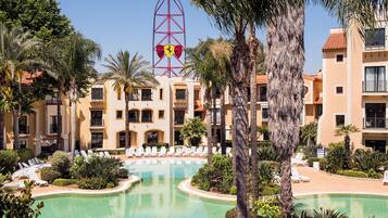 Kauden mukainen ulkouima-allas, aurinkovarjoja, aurinkotuoleja