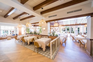 4 restaurants, breakfast, dinner served; international cuisine - Hotel PortAventura (Salou)