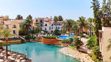 Una piscina al aire libre de temporada, sombrillas, tumbonas