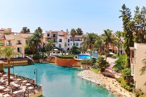 Seasonal outdoor pool, pool umbrellas, pool loungers - Hotel PortAventura - Includes unlimited access to PortAventura Park & 1 day access to Ferrari Land (Salou)