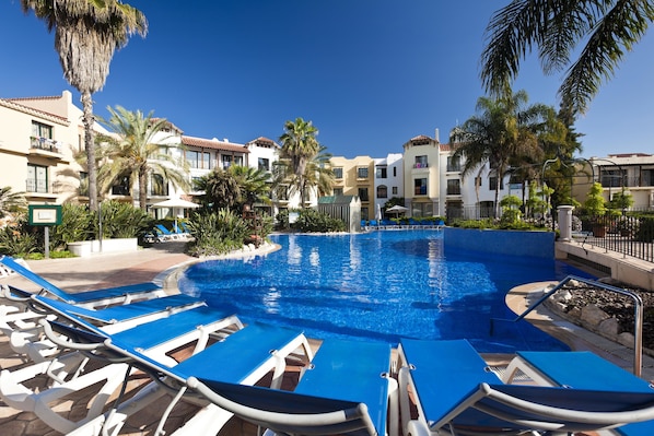 Piscine extérieure (ouverte en saison), parasols de plage