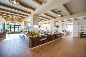 4 restaurantes, café da manhã, culinária internacional
