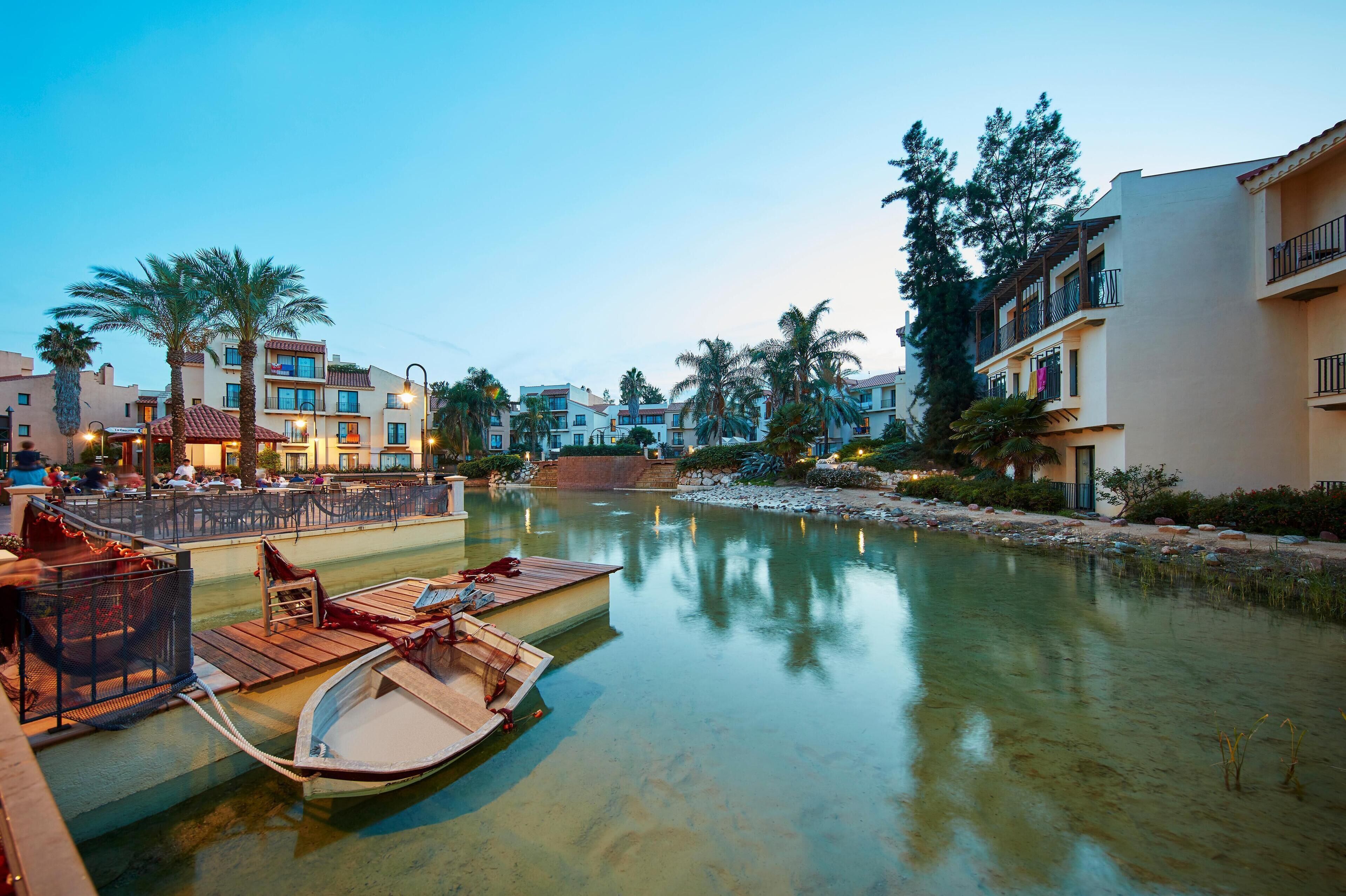 季節限定屋外プール、プール パラソル、サンラウンジャー