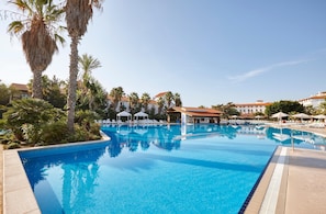 Alberca al aire libre por temporada y sombrillas en la alberca