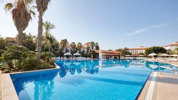 Alberca al aire libre por temporada y sombrillas en la alberca