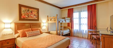 Une chambre à coucher avec un lit, un bureau, une chaise, un lit superposé et un tableau au mur.