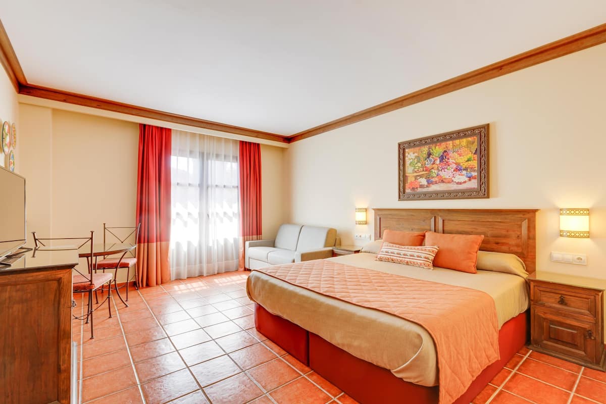 1 habitación, caja de seguridad en la habitación y escritorio