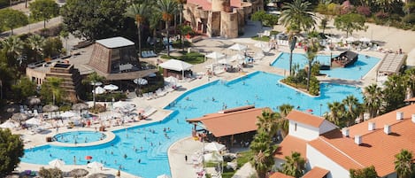 Piscine extérieure (ouverte en saison), parasols de plage