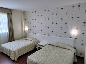 1 habitación, ropa de cama hipoalergénica y colchones con pillow-top 